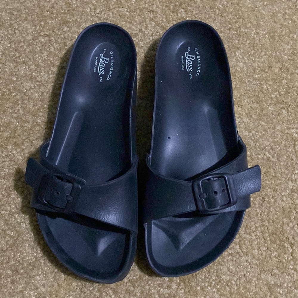 Bass flip flop sandals. Black, Size 6.Excellent condition.